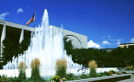 Calamagrostis x acutiflora 'Karl Foerster' surrounding fountain (V.I. Lohr)